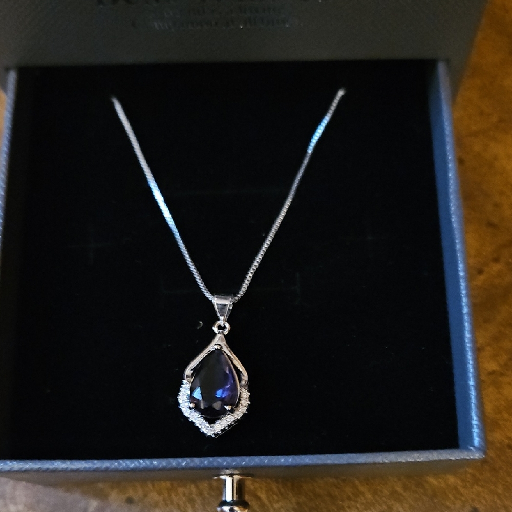 Sophisticated Silver and Purple Necklace with Elegant Design